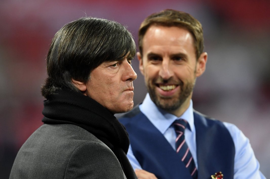 paddypower's tweet photo. Southgate looking like a supervisor in Frankie and Benny's, who's been called to deal with Low's complaint about pubes in his salad. https://t.co/4ls5KzRbkn
