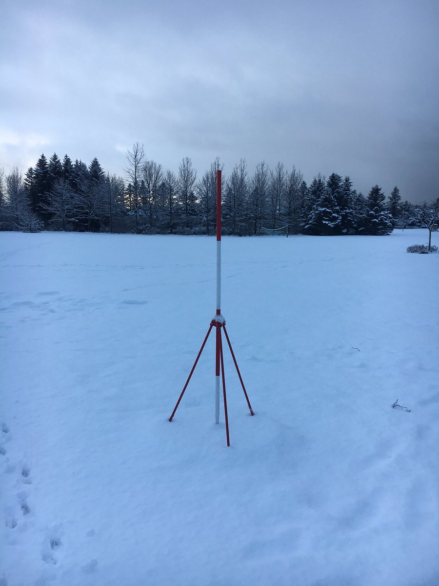 chgabouleaud's tweet photo. Et en milieu d’après midi, en me baladant dans un parc enneigé, j’ai vu un truc qui m’a donné envie de lancer un hashtag : #CheapSpace
Le concept : refaire l’exploration spatiale en low-cost... comme avec cette fusée d’Objectif Lune de Tintin https://t.co/vTkOVsqrEY