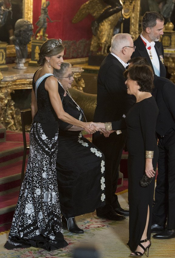 PoliticayModa's tweet photo. Cuidado con los tacones de vértigo. Cuánto más altos, más fuerte será la caída  #bodylanguage #powerdressing https://t.co/cpg3wO8vn6