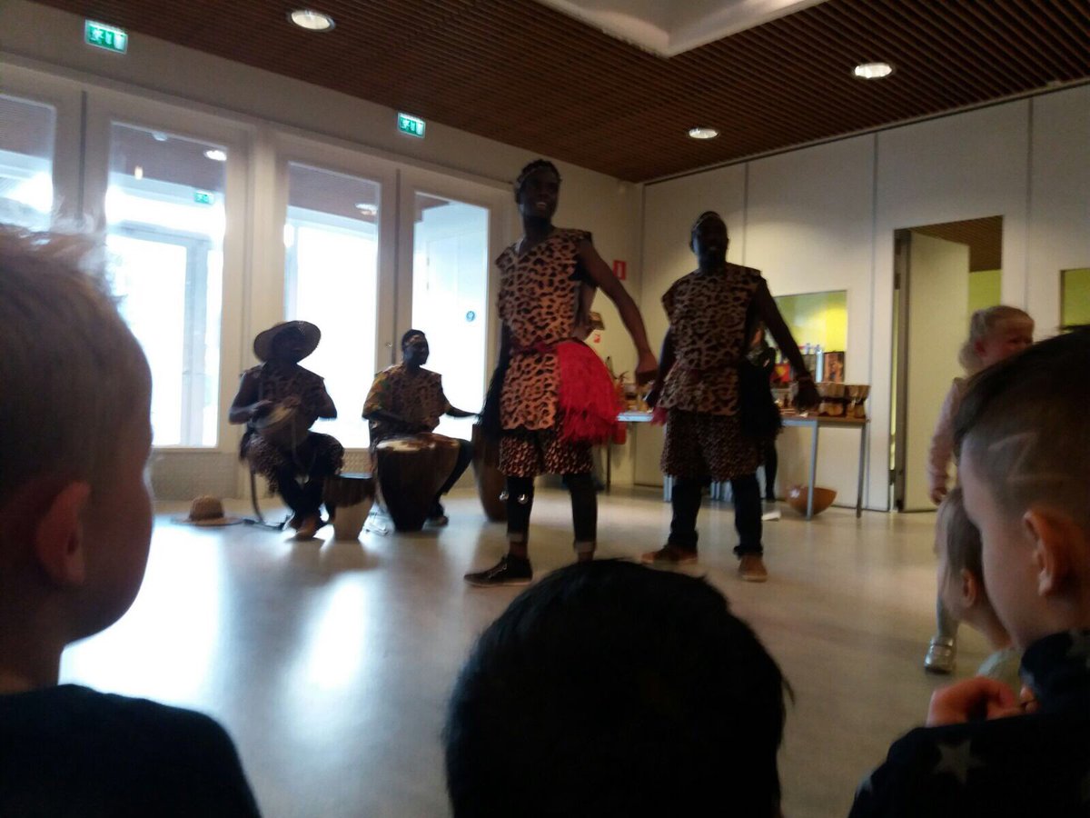 CBSVlinderboom's tweet photo. Afrikaanse dans- en muziekworkshops zorgen voor veel blije gezichten en vrolijkheid bij jong en oud op Vlinderboom #vrolijkhetweekendin https://t.co/l6J2NOJ2Pg