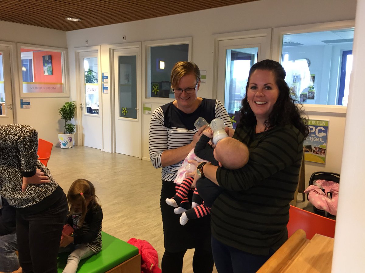 CBSVlinderboom's tweet photo. Afrikaanse dans- en muziekworkshops zorgen voor veel blije gezichten en vrolijkheid bij jong en oud op Vlinderboom #vrolijkhetweekendin https://t.co/l6J2NOJ2Pg