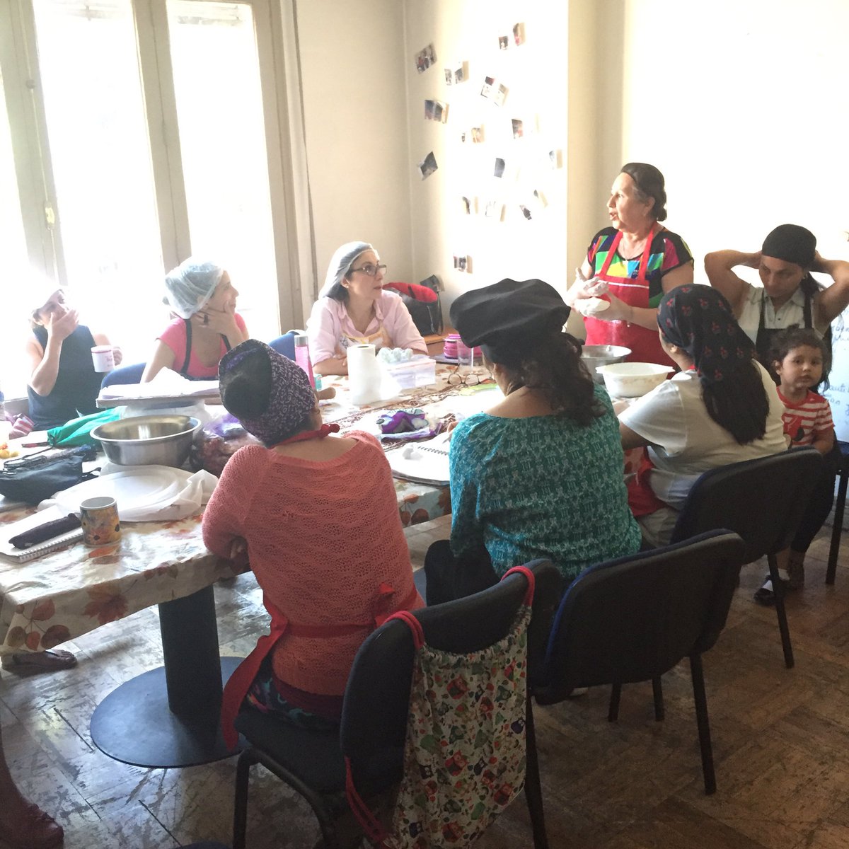 stgomujer's tweet photo. Clase de repostería fina de #LaEscuelaDeEmprendedoras. Haciendo torta de queso y mango. https://t.co/AYWcoGdxuz