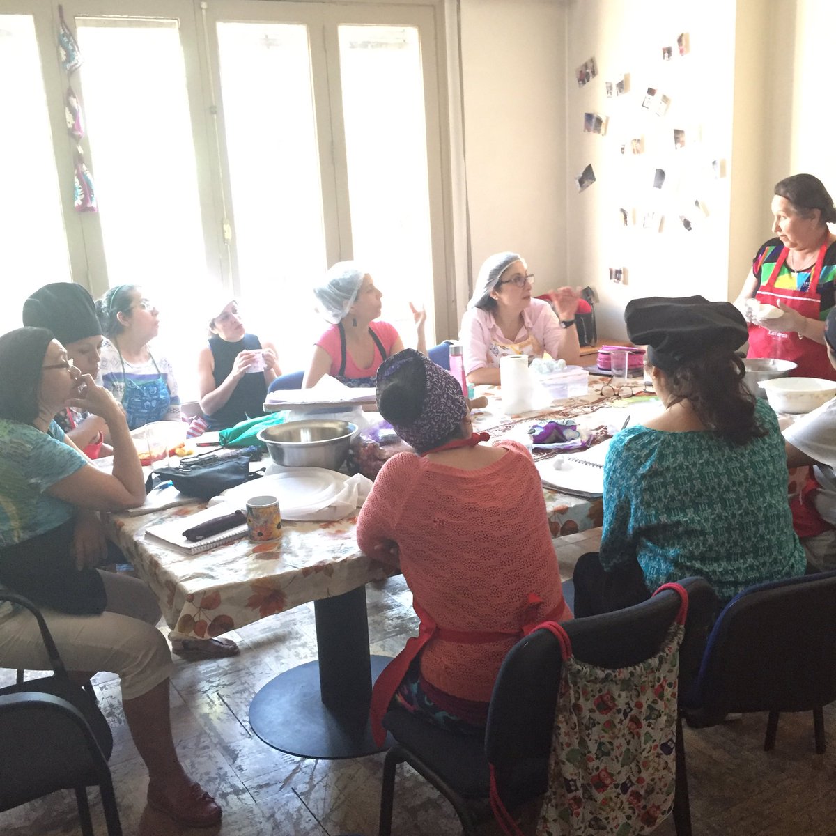stgomujer's tweet photo. Clase de repostería fina de #LaEscuelaDeEmprendedoras. Haciendo torta de queso y mango. https://t.co/AYWcoGdxuz