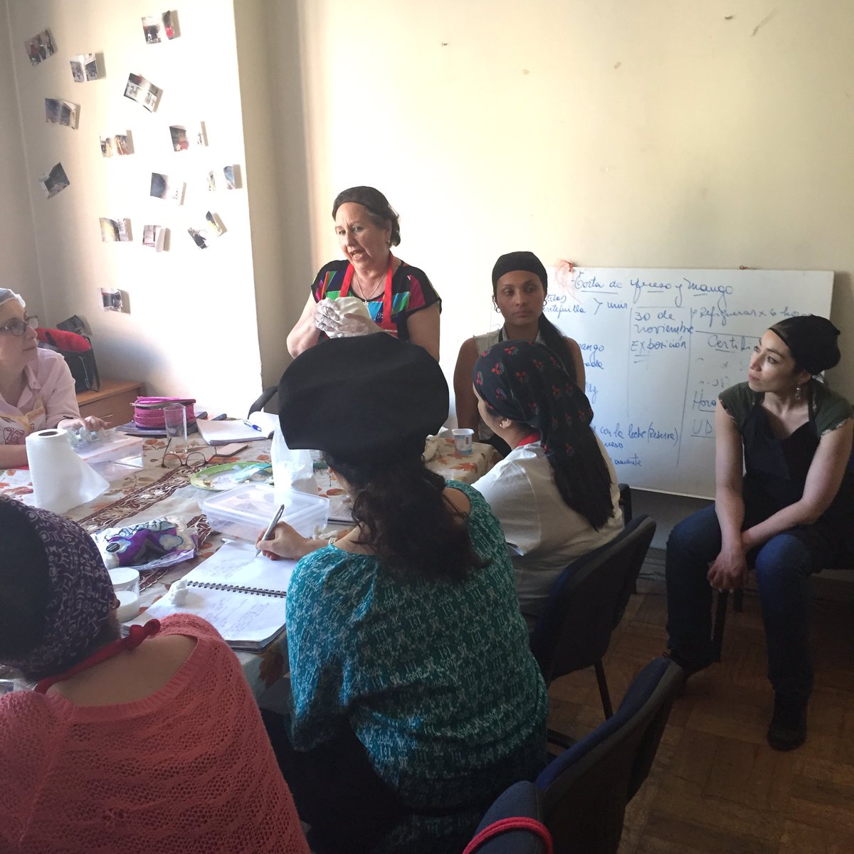 stgomujer's tweet photo. Clase de repostería fina de #LaEscuelaDeEmprendedoras. Haciendo torta de queso y mango. https://t.co/AYWcoGdxuz