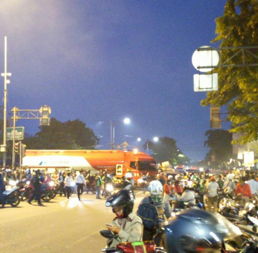 Ratihabin's tweet photo. Fyi.. info buat rekan2 yang mau kearah rawamangun macet parah, telah terjadi kecelakaan di depan cafe Enon lampu merah sunan giri,mobil Container BBM memutar balik ke arah pramuka melindas para pengendara motor yang sdg ngantri di lampu merah tsb @TMCPoldaMetro #kecelakaan https://t.co/umWihiMDUB