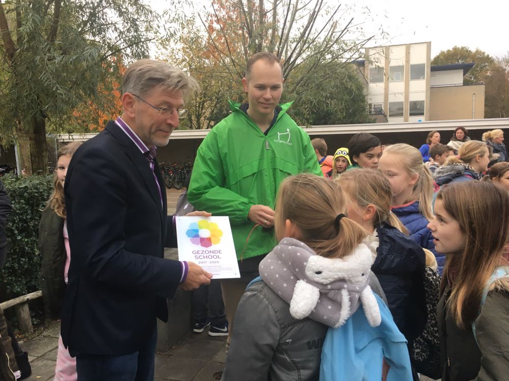 De Fortgens heeft het vignet 'gezonde school' behaald! Vandaag overhandigde wethouder Rasch aan de directeur het vignet. Trots op de school! #gezondeschool