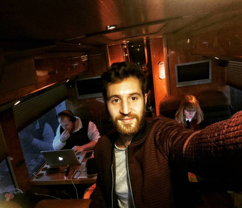 Nouveau Tour Bus 😇
Sam fait semblant de bosser...
#ontour #BrokenBackTour ift.tt/2AAq5x5
