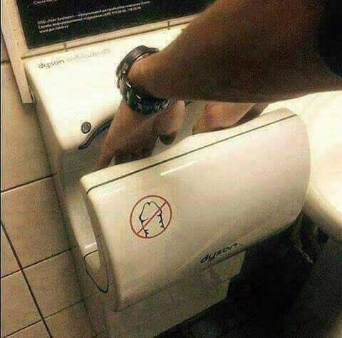 Ninaventresca's tweet photo. A ver, en serio: ¿qué hacéis los hombres en los baños? https://t.co/SfmZL7mAdg