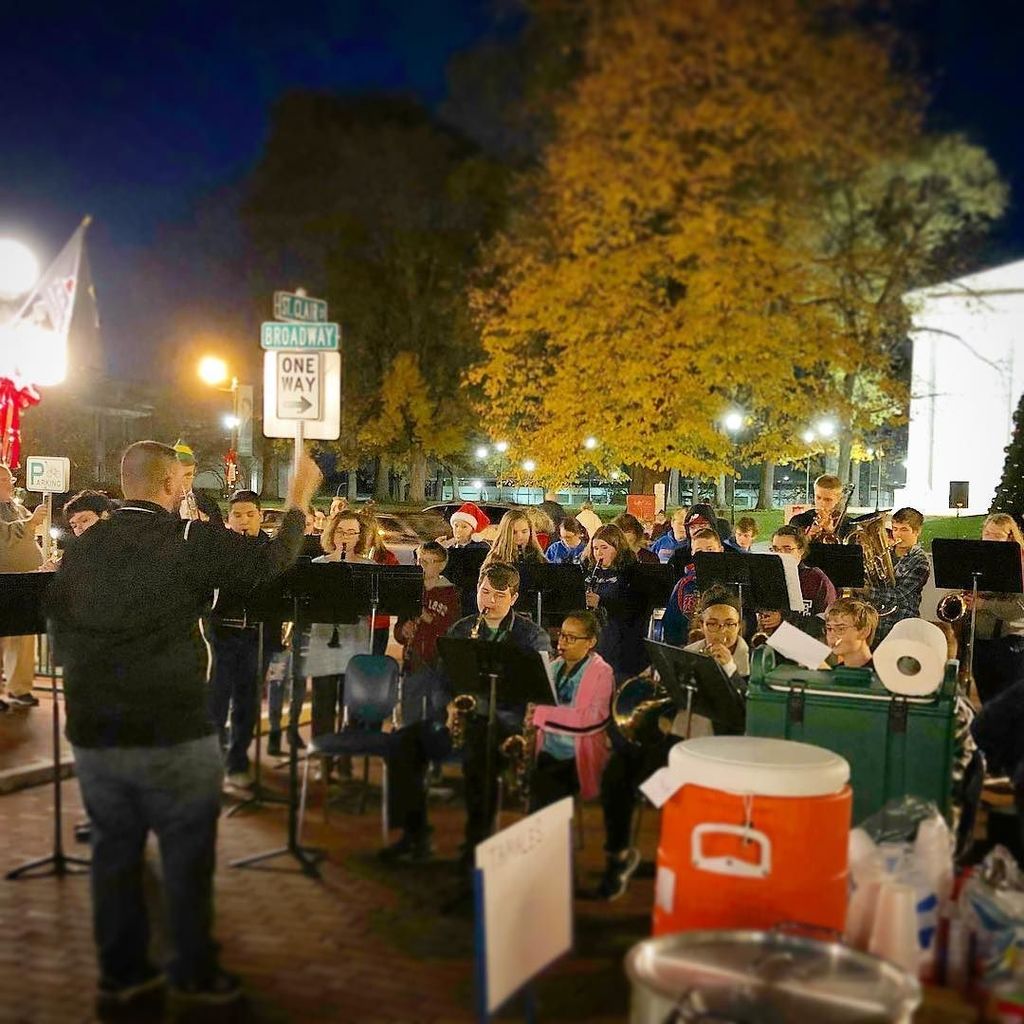 kentuckycycling's tweet photo. FHS Band, playing for Frankfort Candlelight Tour. #fhsband #frankforthighschool #candlelighttour #st clairmall #frankfortky #downtownfrankf… https://t.co/W2Cp5c8ZQR