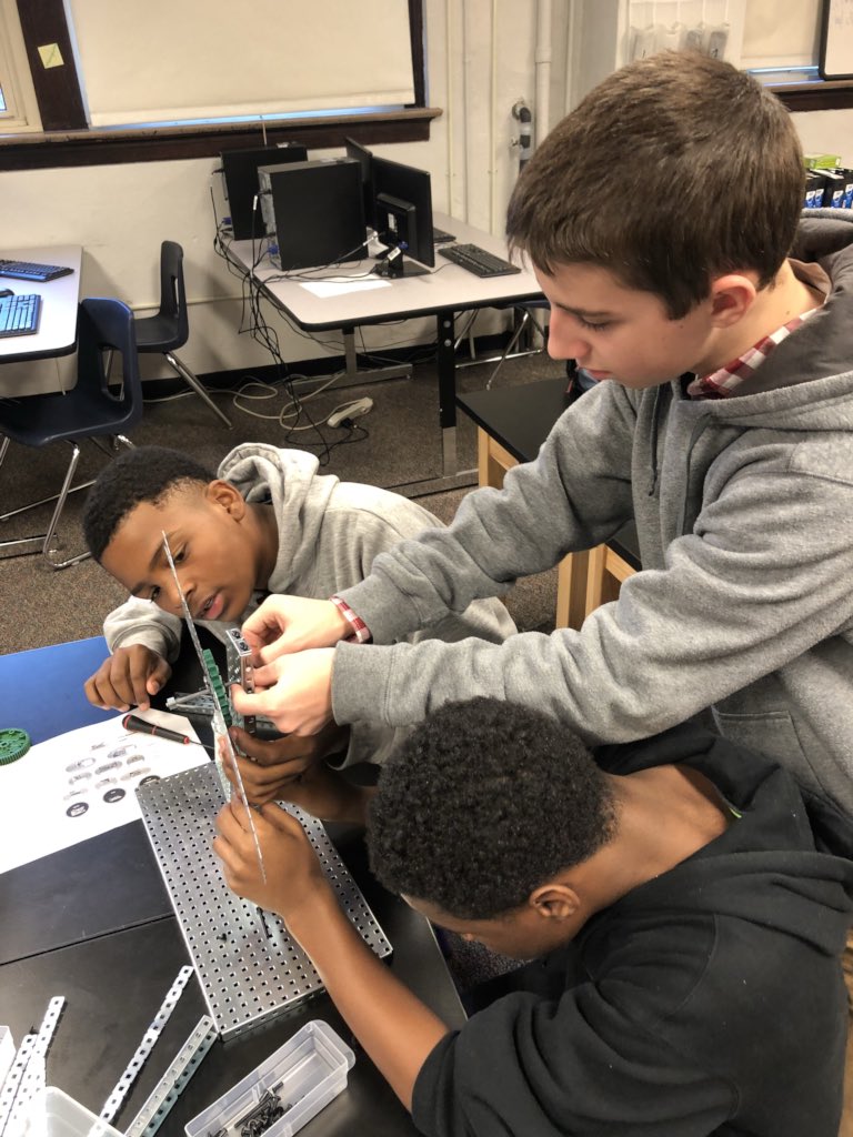 ms__schneider's tweet photo. Collaboration #vex #pltw #WeAreJCPS @AssistSupArea4 @JCPSSuper @AmberJaggers https://t.co/DeNcArrnKl