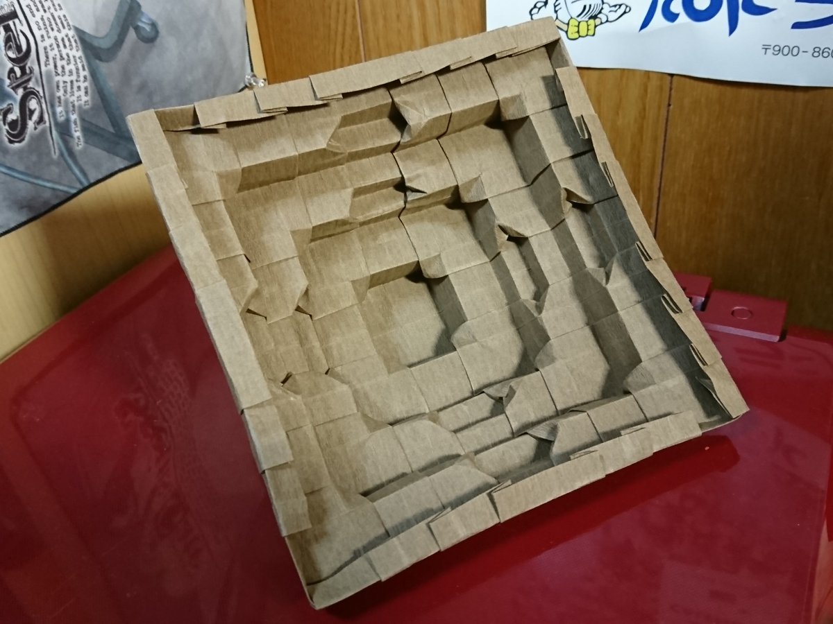 anriafj's tweet photo. 気が付いたらこんな時間に!
今夜の折々は #ジョーナカシマ さん創作の #古代ピラミッド ♪
階段がシャープに折れなくてモヤモヤ(涙)
この作品ももっとパリッとした紙で折るべきかな?
#折り紙作品 #jonakashima #ancientpyramid https://t.co/ZLvjSN1VzT