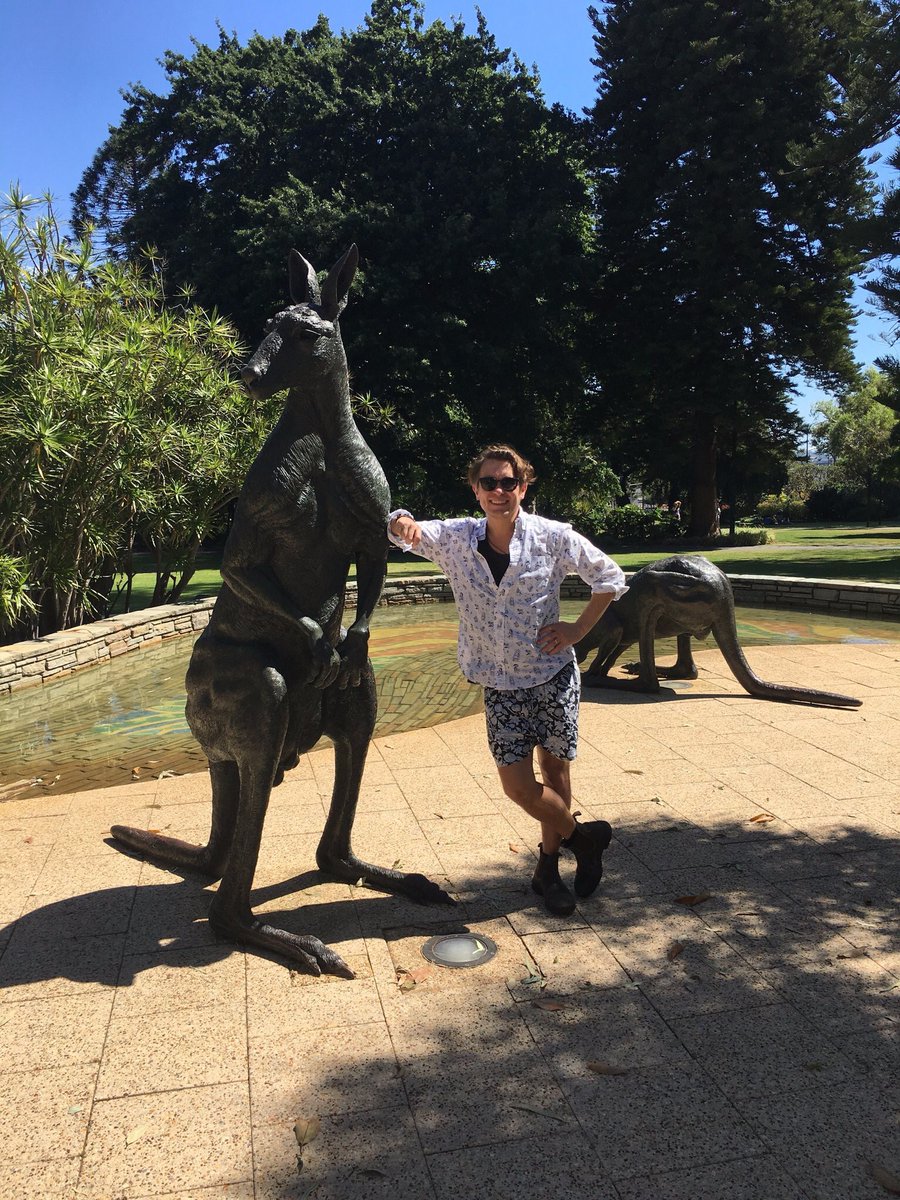 EmHUAL's tweet photo. SHORTS AND BOOTS THOUGH LIKE WHAT?! #OnlyMark https://t.co/DSWhz0yIRK