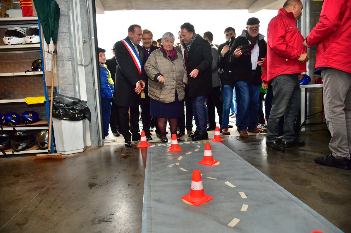 j_gourault's tweet photo. Bravo à tous les bénévoles de l’association Prévention routière qui conduisent sur le terrain un travail remarquable de prévention pour lutter contre ce fléau que sont les accidents de la route. #AvecLesAssos @Preventionrout https://t.co/GFPLjrI848