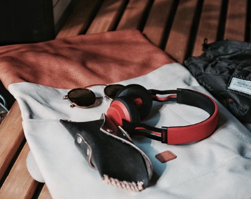 ExertisFrance's tweet photo. C'est parti pour le #weekend avec ce joli #casque #JabraMove ! #FollowFriday @malekCSGO @ClaraRochfeld @JohnCastcast @bourrinator67 😀Pic @JabraFrance #TGIF https://t.co/BQMmq8LXBJ