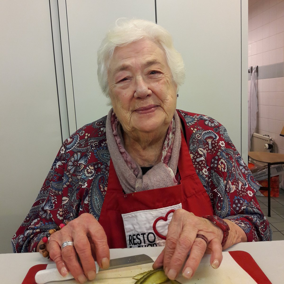 RestoRotterdam's tweet photo. Tante Nel snijdt de sla voor #dagvandemantelzorg #Mozaiek @Noorderbreedte_ #mantelzorgers #mantelzorg #Rotterdam https://t.co/wgQMhZUnyC