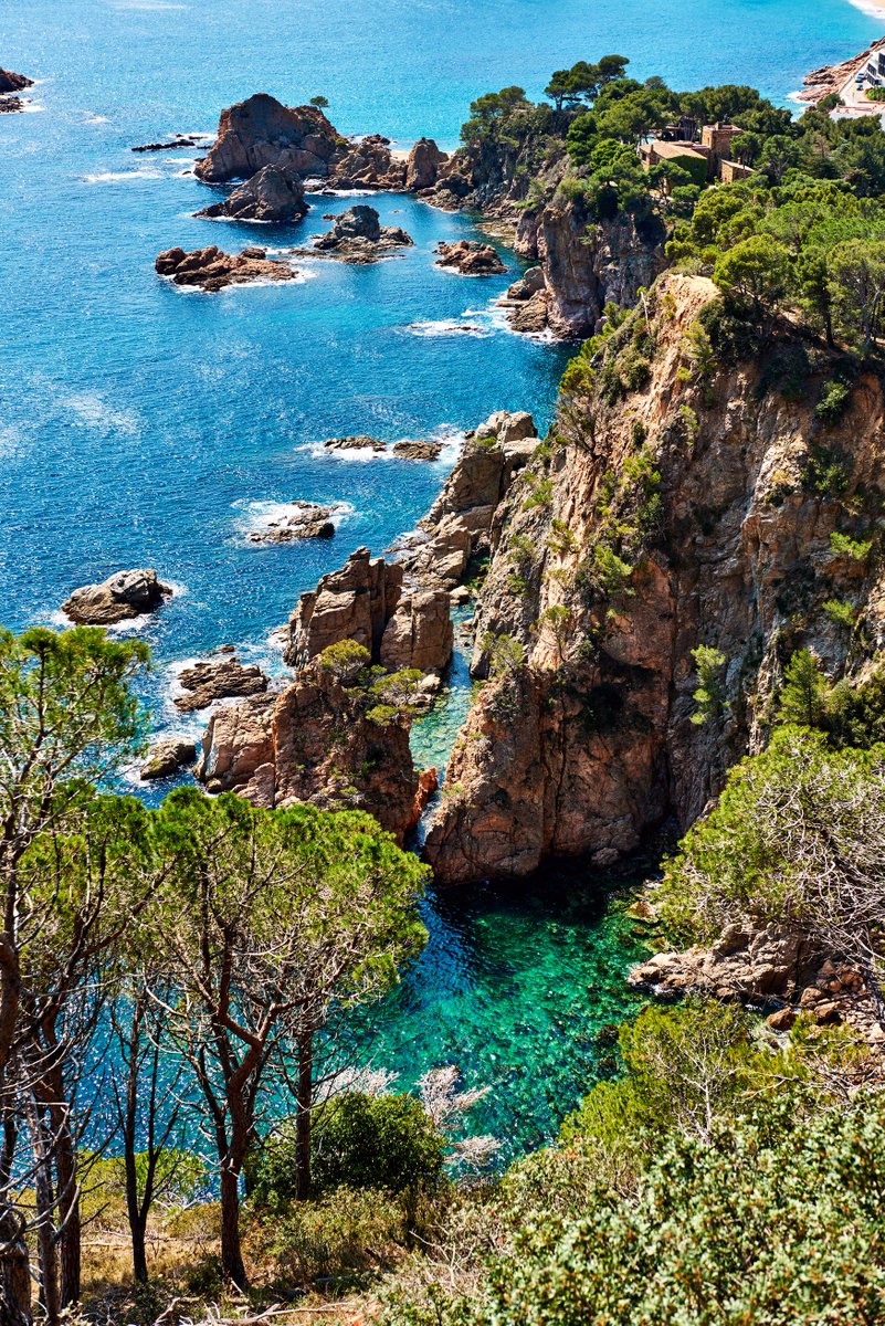 VogueFrance's tweet photo. De #Cadaquès à #Barcelone, suivez le Vogue.fr le temps d'un road trip sur la côte catalane @HotelPeralada @RelaisChateaux @MuseuDali @RRRocambolesc #FarNomo @SohoHouse #figueres #girona https://t.co/K9SPpIItM3 https://t.co/Ot4aP3XP49