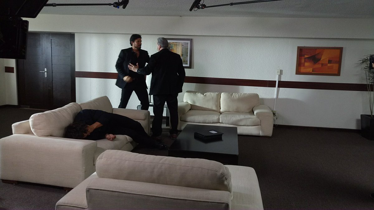 TierraSalvajes's tweet photo. #DetrasDeCamaras En #TierrasSalvajes
¿ A que escena pertenecen las fotos ?
😋🙃😏  https://t.co/4QKu8IRbMz 
#DiegoOlivera #CesarEvora #CristianDeLaFuente https://t.co/nQ7S179mj4