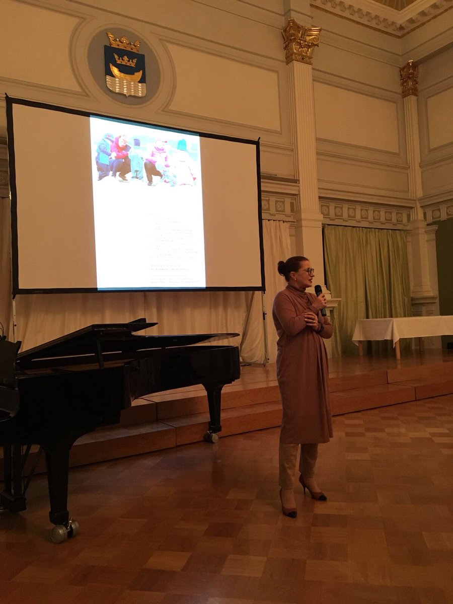 Pia_Pakarinen's tweet photo. Ohjattu #perhepäivähoito 50v Helsingissä. Perhepäivähoidossa on 1000 helsinkiläistä lasta. Hienoa että on valinnanmahdollisuuksia! Onnea! https://t.co/6rWugXNF7A