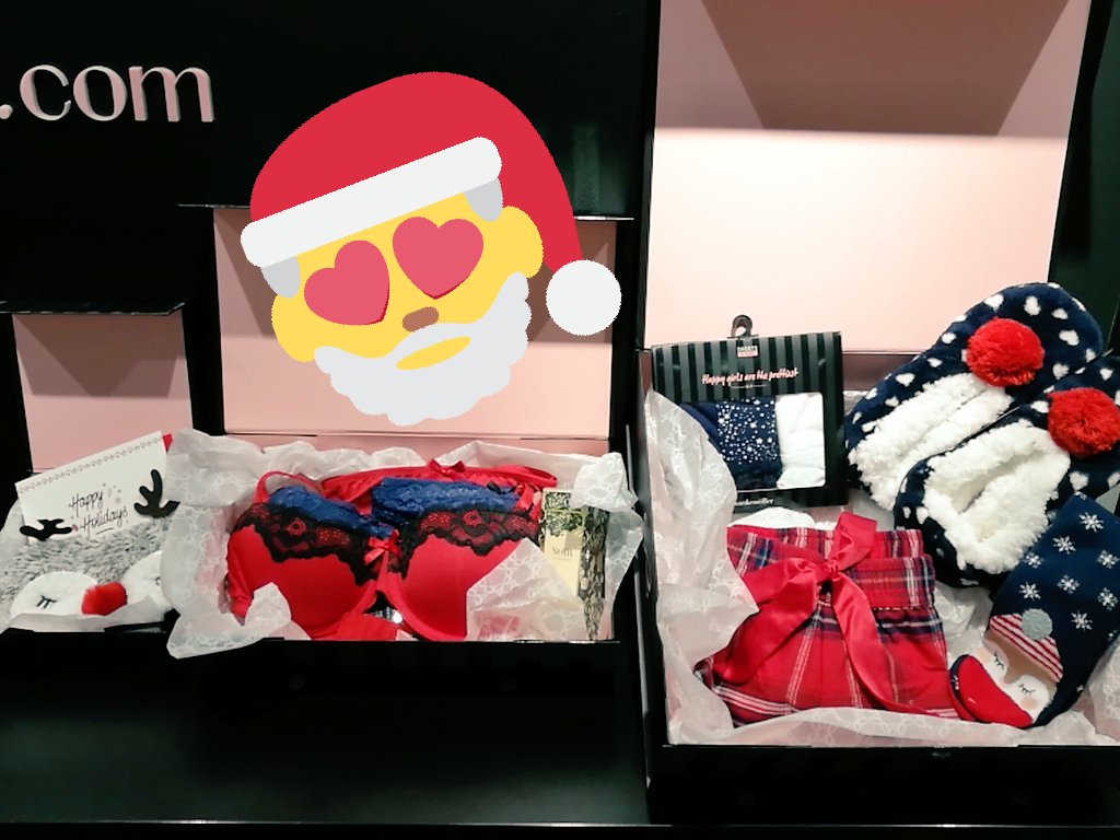 Our “X-mas bar“ 😂😍🎄🎀 <a href="/Hunkemoller/">Hunkemöller</a> <a href="/PetraDierck/">Petra Dierck</a> <a href="/barthri/">Rita Barth</a>