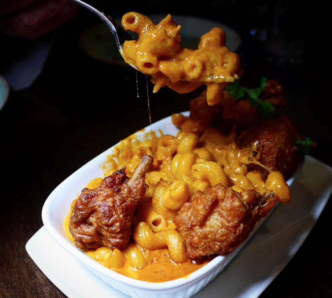 HelloJiToronto's tweet photo. Nothing beats hockey + beer + comfort food! Get in here tonight for the game and score a hat trick! 🏒 #indianfusion #macncheese #friedchicken #macandcheese https://t.co/a9TW3vTMOa