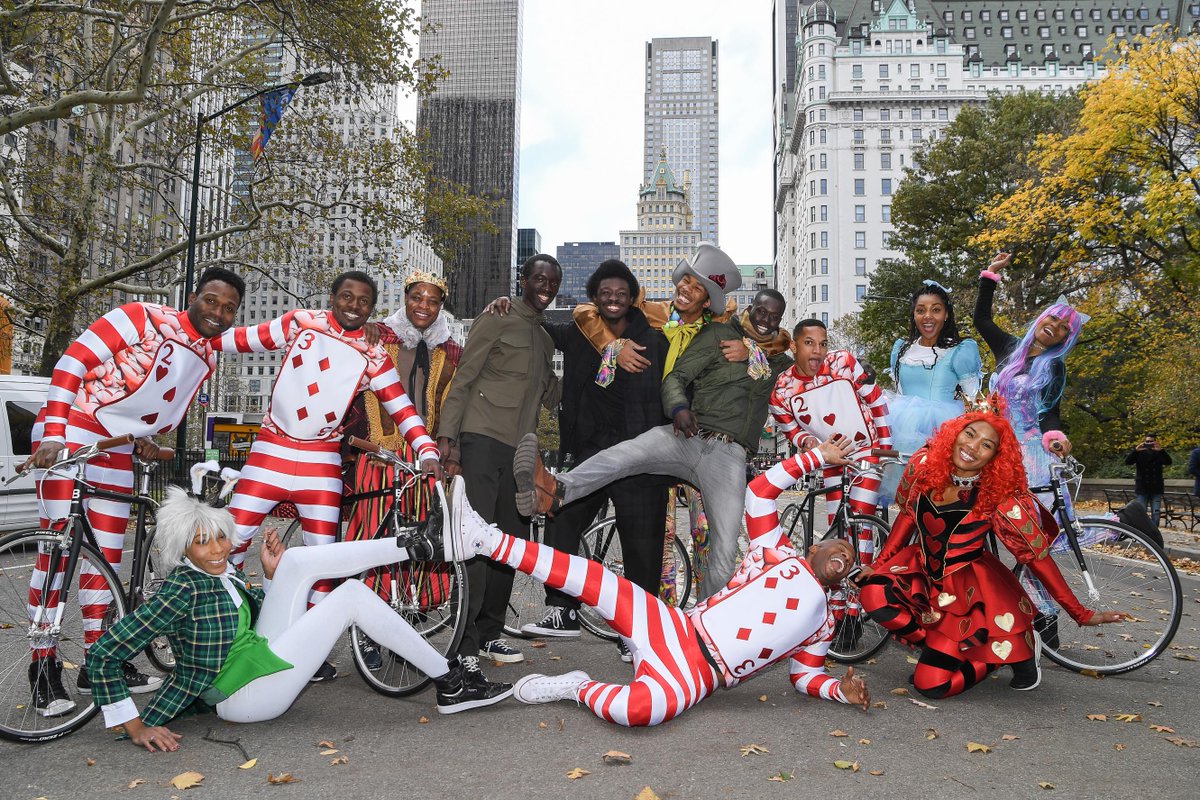 motorionline's tweet photo. #Alice in bici con #Pirelli in #CentralPark per il Calendario 2018 [FOTO] https://t.co/MrGVKnF45f #AliceInWonderland #Calendar #Calendar2018 #TheCal2018 #PirelliCalendar #bike https://t.co/FJEdJhKeFH