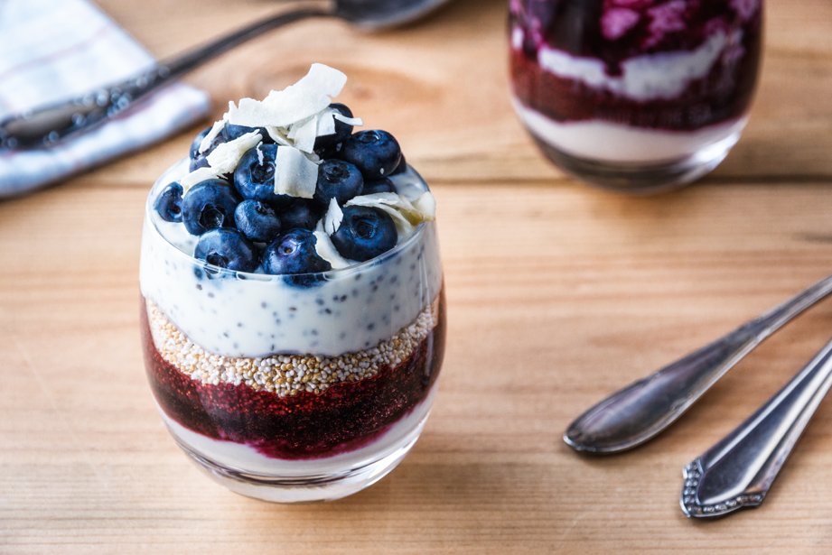 MosoBayLLC's tweet photo. White chocolate on top of this blueberry Acãi yogurt parfait – can my day be more cheerful than this? 3 Super Chic Green Smoothies You Need To Try Out: https://t.co/X9GkVCcW5j
#brunch #FridayFeeling #FridayFun #Health #FoodieFriday #smoothie #photography #fun https://t.co/JLnk1UrMoY
