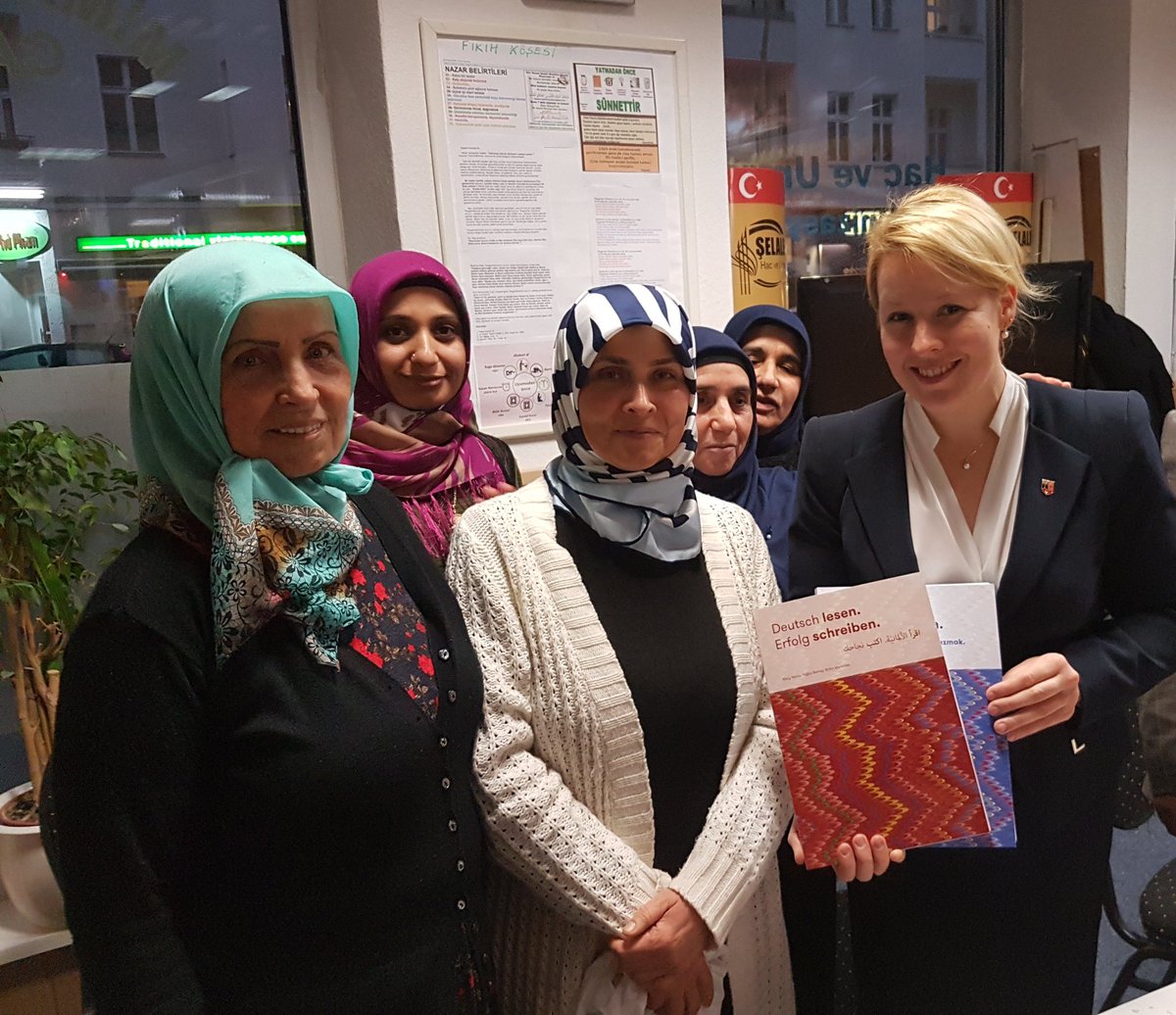 abcami2's tweet photo. Bezirksbürgermeisterin Franziska Giffey besucht Moschee in Neukölln #abcami#Lernort#Moschee#kontrastiv https://t.co/5ImZRWuKa9