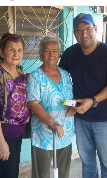 FVenezuelaCC's tweet photo. Nuestro líder fundador @alejoparrato entrega donaciones para abuelos de San Francisco junto a Doña Criseida de Parra https://t.co/VsjgGcJStb