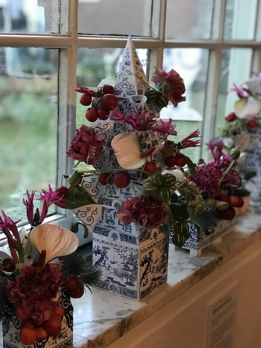 ppeltaartgevoel's tweet photo. Indrukwekkend om het werk van @piet_design te zien. Hier haar tulpenvaas en bloemenbak opgemaakt door @deBlomster 👌🏻prachtig! Bij @MuseumRijswijk https://t.co/oEu4pDCvT8