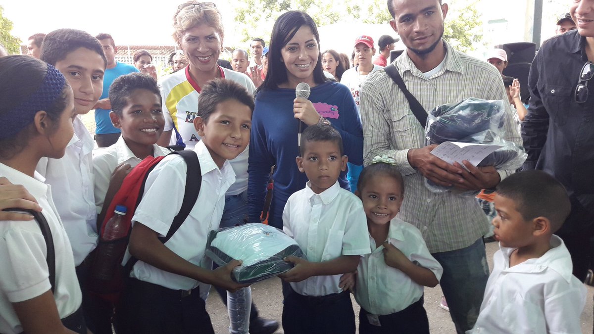 johanitakenpo's tweet photo. Hoy  se entregaron 850 uniforme a los niños de la U.E.E Argelia Laya
Llevando alegría a nuestro semillero #Este10AnotateConLaPaz https://t.co/OglsTk7AZ3