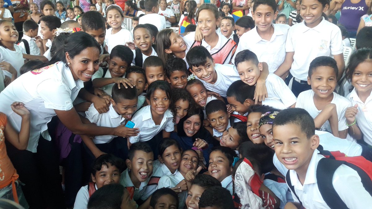 johanitakenpo's tweet photo. Hoy  se entregaron 850 uniforme a los niños de la U.E.E Argelia Laya
Llevando alegría a nuestro semillero #Este10AnotateConLaPaz https://t.co/OglsTk7AZ3