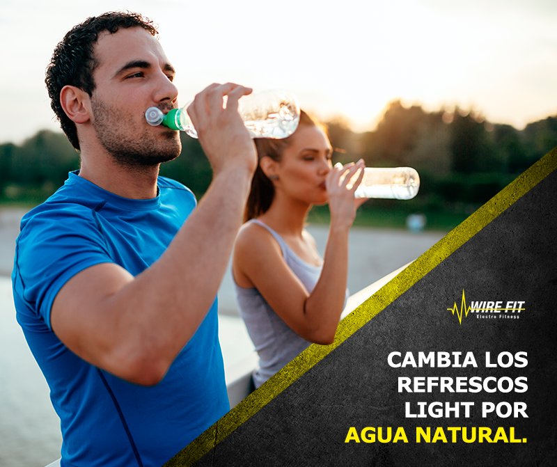 WireFitClub's tweet photo. Bebe por los menos 2 litros de agua al día para mantenerte hidratado. https://t.co/0owGTsJIFj