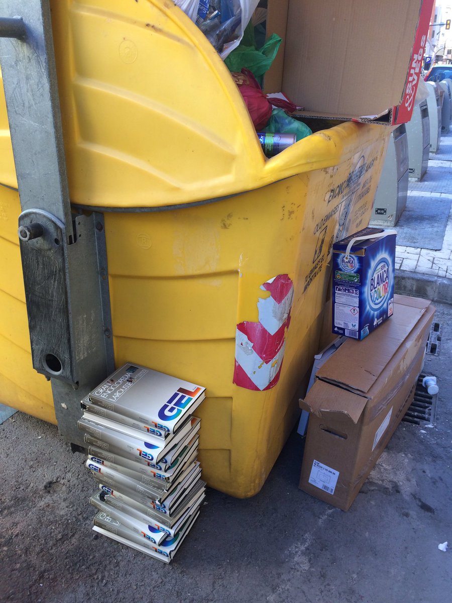cuquiv's tweet photo. 😡INDIGNADA!!! Es que no se pueden donar los libros a una biblioteca???? POR FAVOR!!! NO tiren libros a la basura!!! son #utiles #validos #necesarios!!!!! https://t.co/UMSpRrFpgF