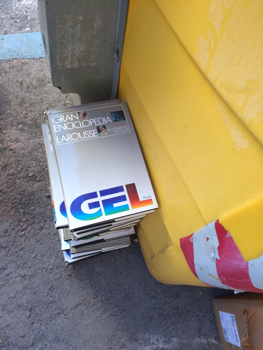 cuquiv's tweet photo. 😡INDIGNADA!!! Es que no se pueden donar los libros a una biblioteca???? POR FAVOR!!! NO tiren libros a la basura!!! son #utiles #validos #necesarios!!!!! https://t.co/UMSpRrFpgF