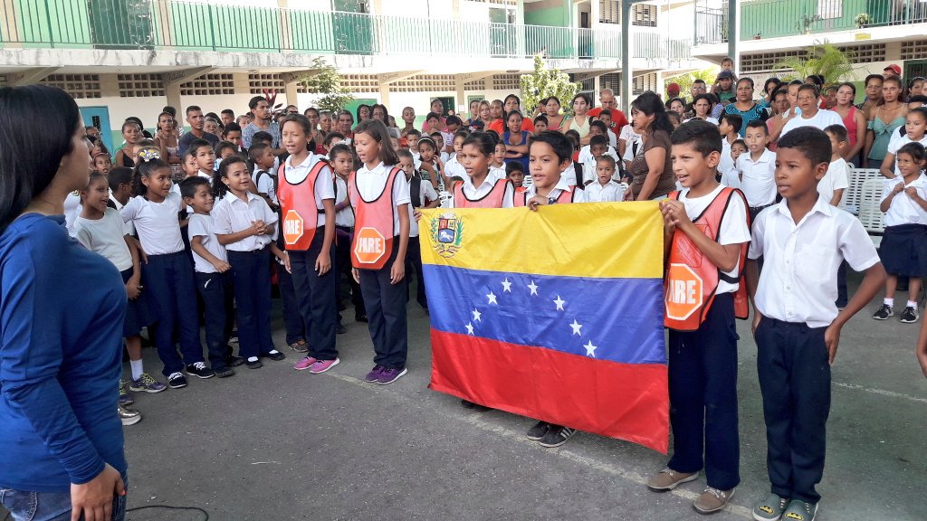johanitakenpo's tweet photo. Hoy  se entregaron 850 uniforme a los niños de la U.E.E Argelia Laya
Llevando alegría a nuestro semillero #Este10AnotateConLaPaz https://t.co/OglsTk7AZ3