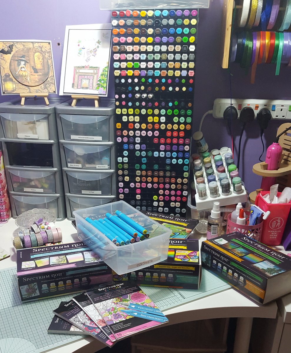 creativefibro's tweet photo. #SpectrumNoir #Illustrator #SpectrumSparkle #AquaMarkers #ColourBlend #AquaTint #Colorista I'm a Spectrum Colourer!! https://t.co/uGb8xXs32q