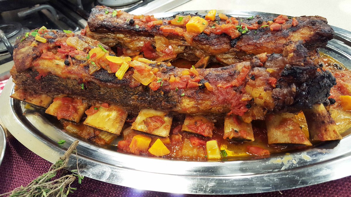 cocinerosarg's tweet photo. Y sí, llegaron las #RecetasDelFinde en #CocinerosArgentinos
Asado con chimichurri y papas rellenas por @juanbraceli y @juanitoferrara 
Vivo 14 hs @TV_Publica https://t.co/Xv9O9vL1v8