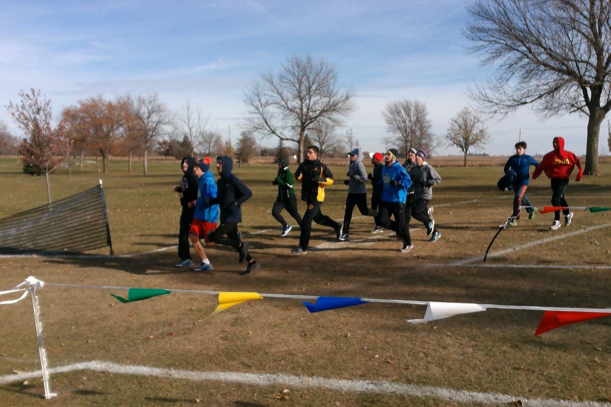 MVCyclones's tweet image. Windy and 23 degrees? No sweat. Literally. Our #crosscountry guys are testing out the course for NJCAA Division I Championships tomorrow. @MoraineValleyXC    #ItsReallyCold #Nationals #GoClones