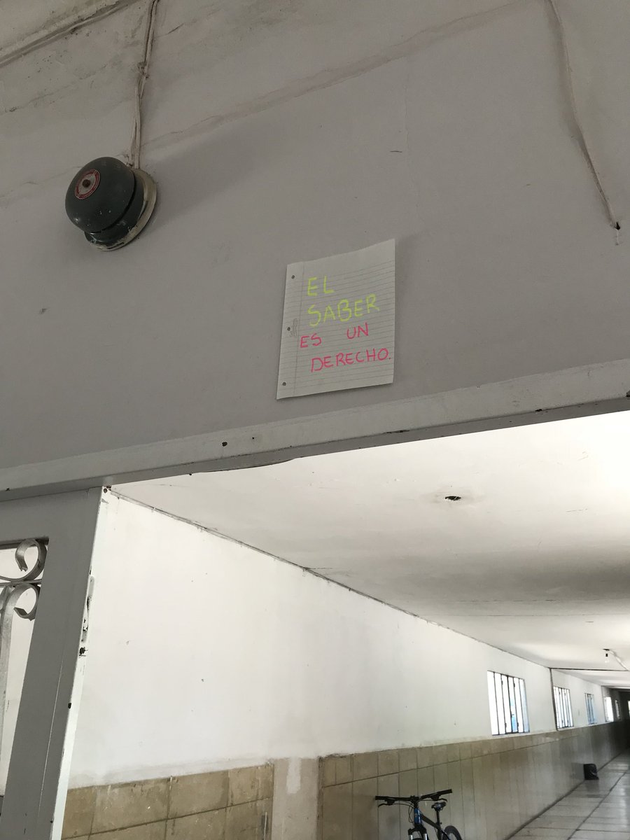 sm_juventud's tweet photo. Como sabrán nos volvieron a desaparecer láminas, en este caso el de ni una menos y la carta de desaparecidos. Nuestra reacción fue con más carteles, no nos van a callar porque no hace falta ninguna autorización para enseñar la democracia estudiantes. https://t.co/124ymS38XP
