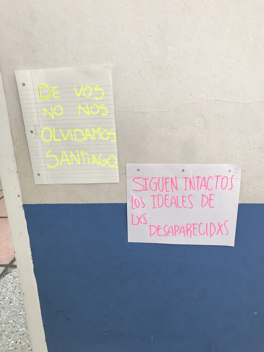 sm_juventud's tweet photo. Como sabrán nos volvieron a desaparecer láminas, en este caso el de ni una menos y la carta de desaparecidos. Nuestra reacción fue con más carteles, no nos van a callar porque no hace falta ninguna autorización para enseñar la democracia estudiantes. https://t.co/124ymS38XP