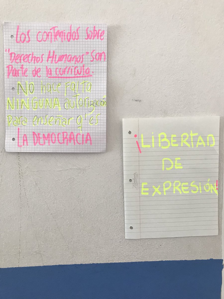 sm_juventud's tweet photo. Como sabrán nos volvieron a desaparecer láminas, en este caso el de ni una menos y la carta de desaparecidos. Nuestra reacción fue con más carteles, no nos van a callar porque no hace falta ninguna autorización para enseñar la democracia estudiantes. https://t.co/124ymS38XP