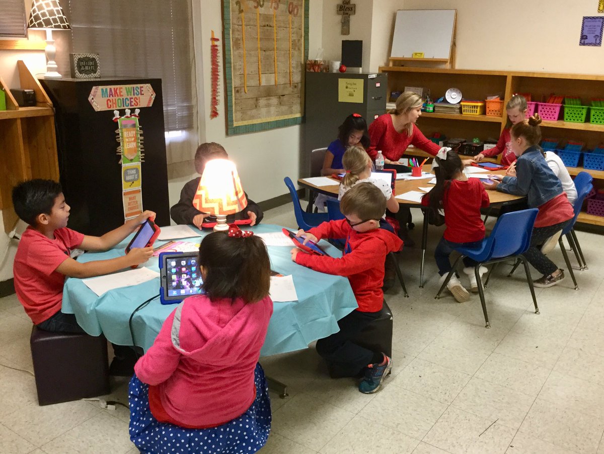 AideFlores10's tweet photo. Taking full advantage of this beauty in our classroom! 👩🏽‍🏫 Thank U @Rcabaniss6 for picking us! 💖 #cpsreds #swelem #foundationsofed https://t.co/7RQrXnkL34
