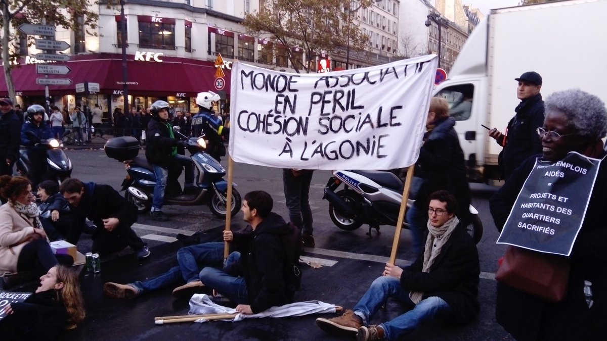 "MACRON, BÉNÉVOLE TOI-MÊME !! " #bestsloganever #journeenoiredesassos emplois aidés supprimés = associations en danger.