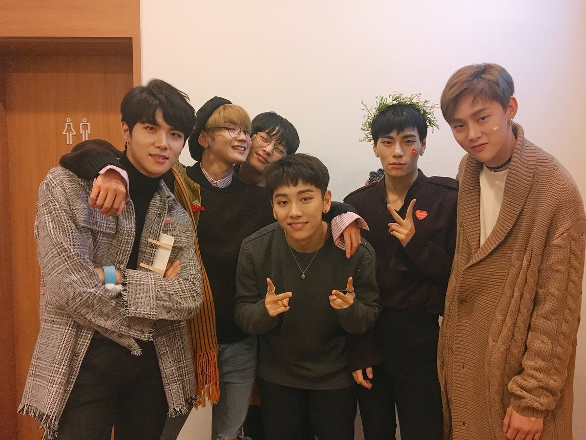 JBJofficial787's tweet photo. [#JBJ_TODAY] 팬분들을 가까이서 만날 수 있어서 오늘도 너무 행복했습니다! 늦은 시간까지 고생 많으셨어요💕 조심히 들어가세요! 🍓😑😲🕺🏻😬🔥 https://t.co/0mTqFUQuKV