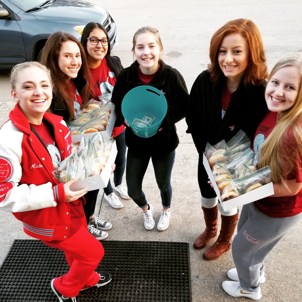 kaykjay's tweet photo. They "Dunked" some donuts this morning and made some money for the team! Great job Lady Saints #FBA2017 https://t.co/sb5jPrB4YQ