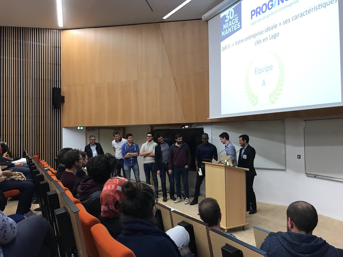 Les gagnants des deux #défis proposés par <a href="/Proginov/">Proginov</a> pour les 30 ans de <a href="/MIAGEdeNantes/">MIAGE de Nantes</a> reçoivent leur lot. Bravo à tous ! #DéfiMiage