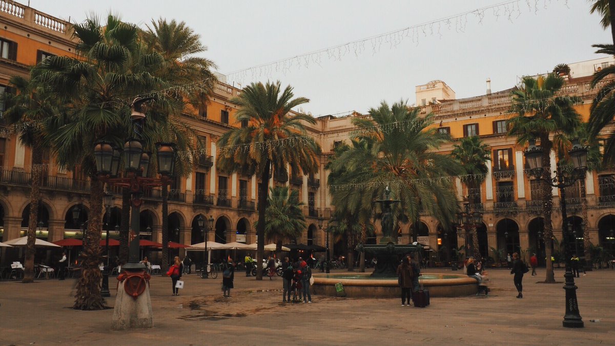 Onedayonetravel's tweet photo. Quel bonheur ❤️ de se perdre à nouveau dans les rues de #Barcelone ✨
👉On vous a demandé sur InstaStory par quel quartier commencer ?
Très bon choix le quartier gothique 👌🤗
#BCN #explorebcn #blogvoyage #voyage https://t.co/ScyDlAorkp
