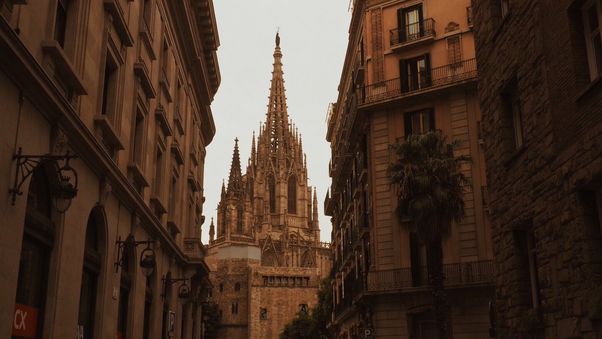 Onedayonetravel's tweet photo. Quel bonheur ❤️ de se perdre à nouveau dans les rues de #Barcelone ✨
👉On vous a demandé sur InstaStory par quel quartier commencer ?
Très bon choix le quartier gothique 👌🤗
#BCN #explorebcn #blogvoyage #voyage https://t.co/ScyDlAorkp