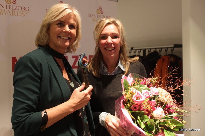 hallolosser's tweet photo. #mantelzorg #Award voor #Karin  Schroder, jeugdconsulent voor de gemeente #Losser https://t.co/S04XaSTkIr https://t.co/tfqUYfZkon