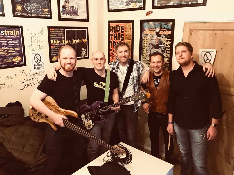 Kalfar is through to the final of the <a href="/emergenza/">Emergenza Festival</a> festival at @usfverftet !
Sign up for a night packed with great bands and an opportunity to help <a href="/KalfarBand/">KALFAR</a> reach the Norwegian final, playing at Rockefeller.